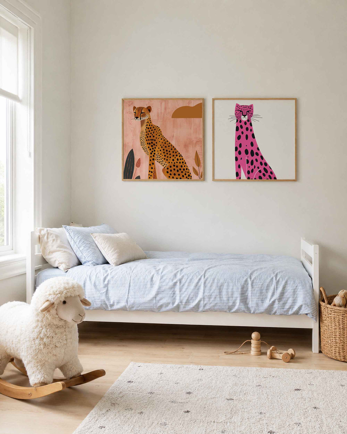 Interieurpresentatie van een tweedelige vierkante posterset met gepotte cheeta