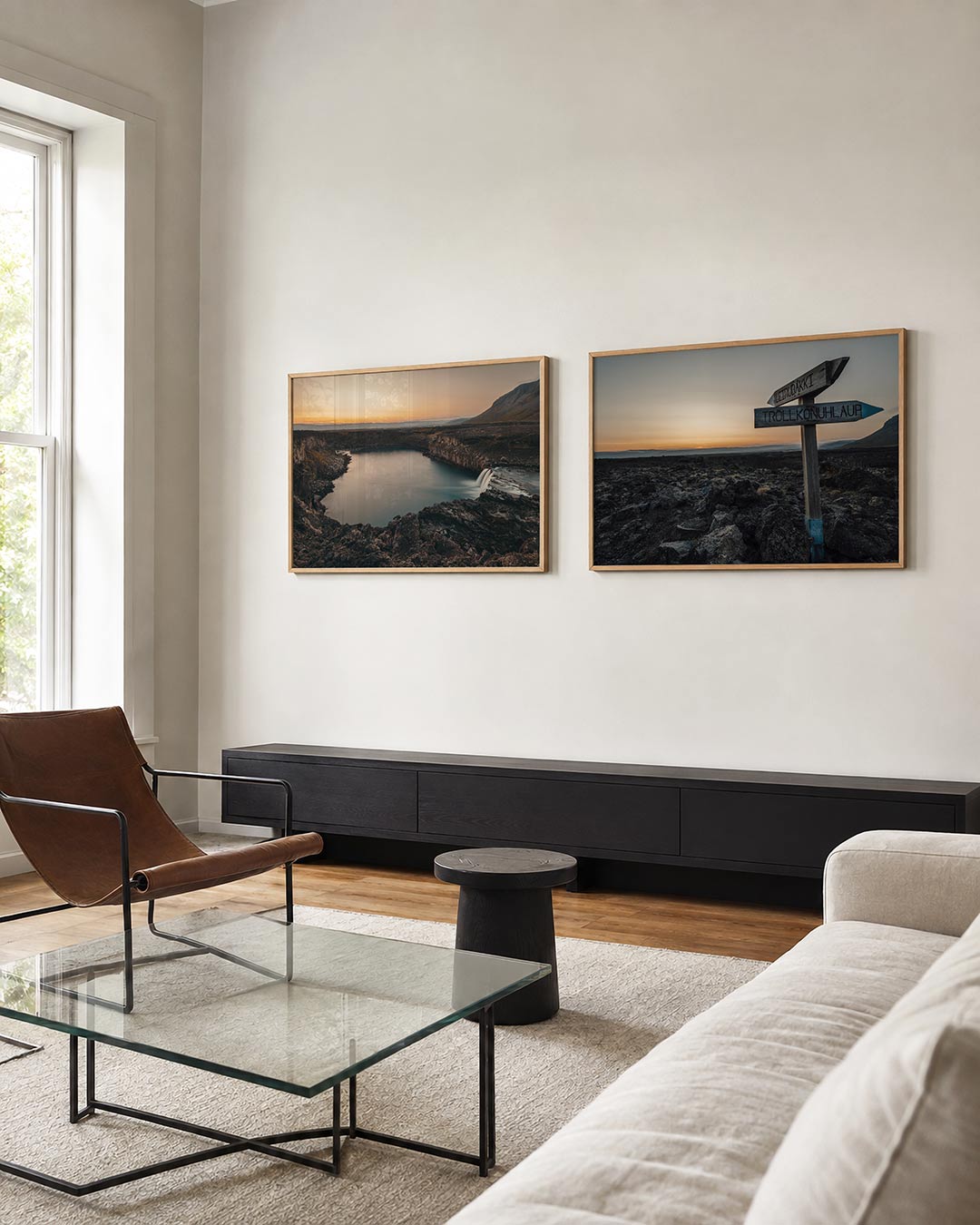 Interieur met liggend fotografisch tweeluik lavastroom bij avondlicht – Gerald Emming