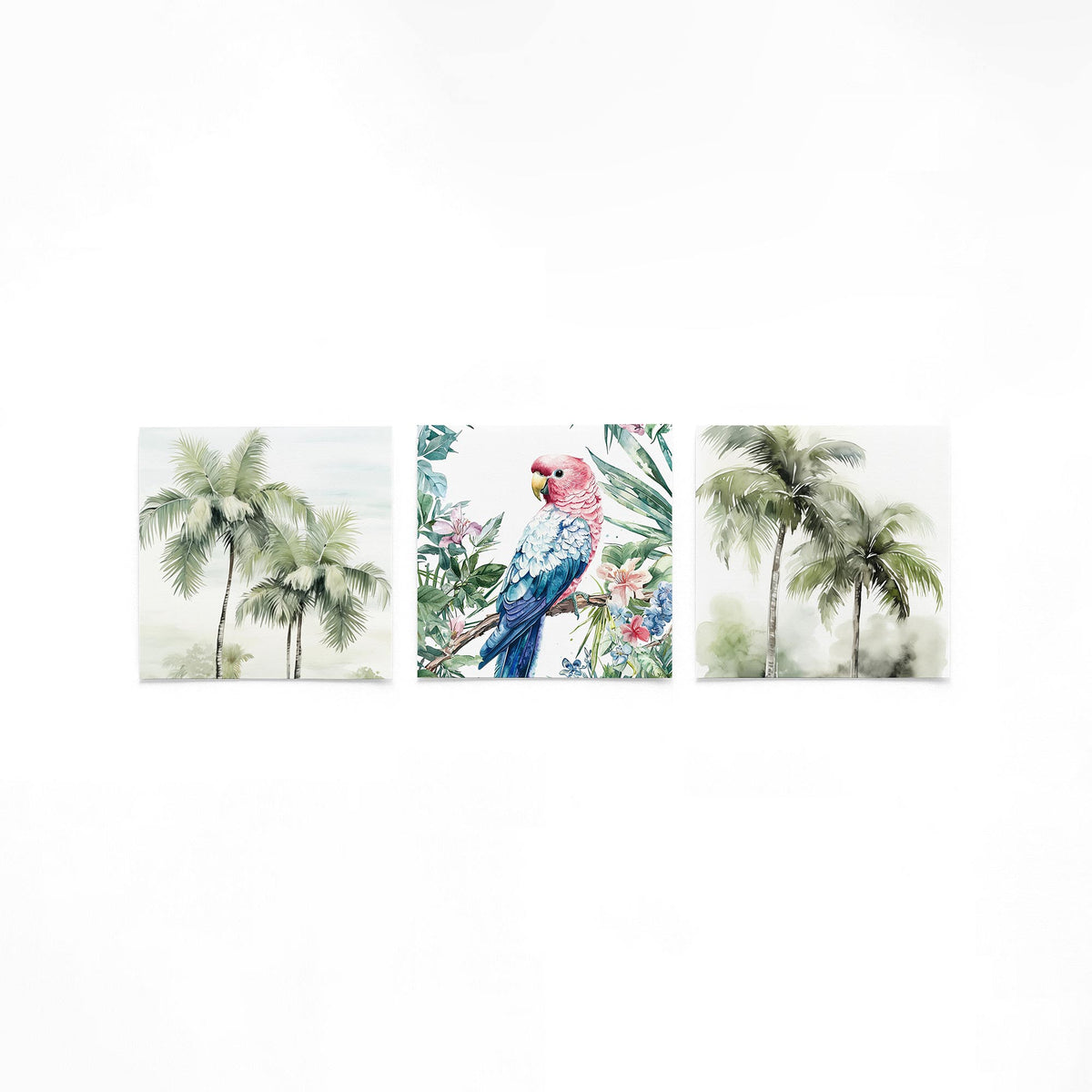 Drie vierkante posters met tropische palmen en papegaai op een gebroken witte achtergrond
