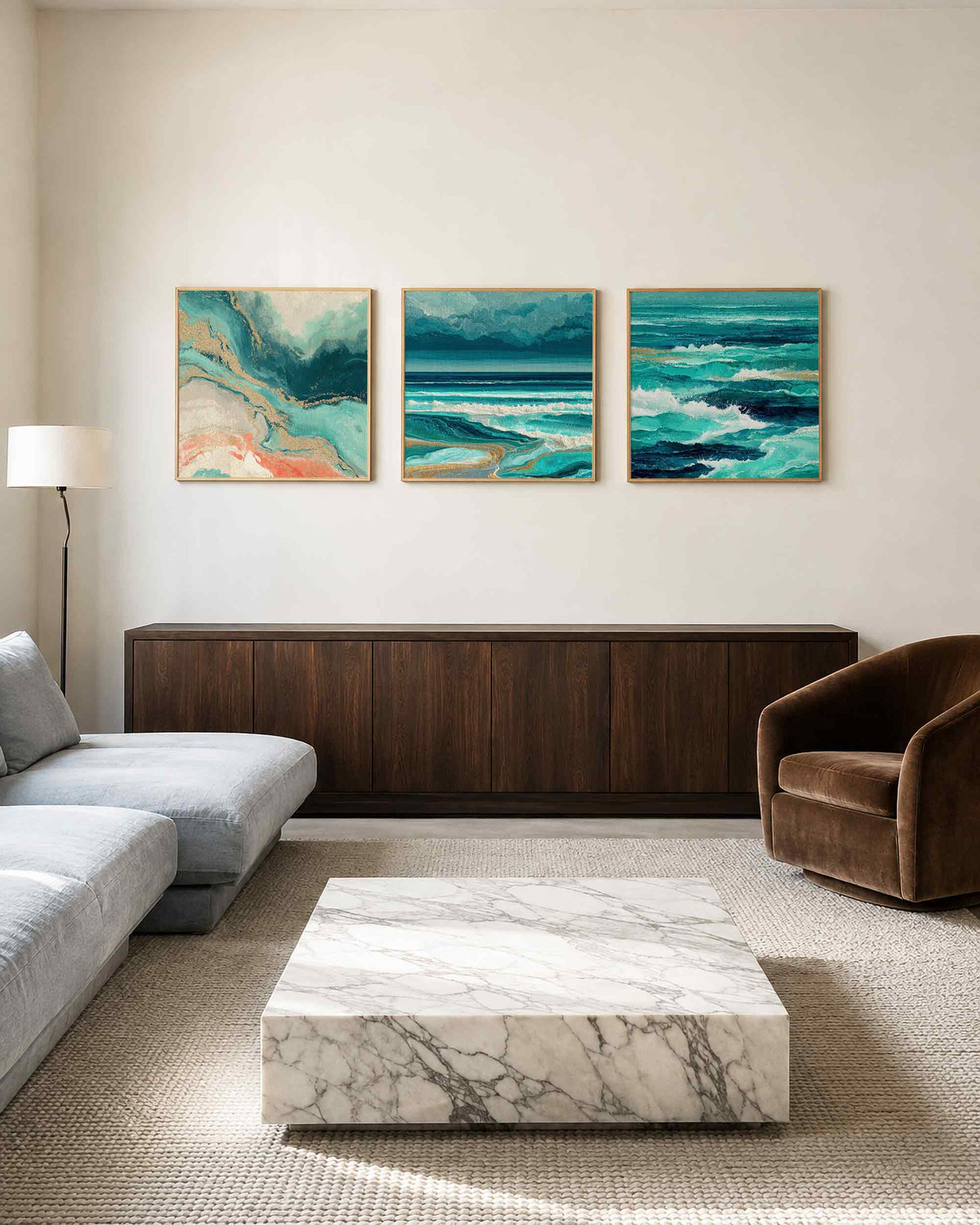 Interieurpresentatie van een driedelige vierkante posterset met turquoise zee abstract