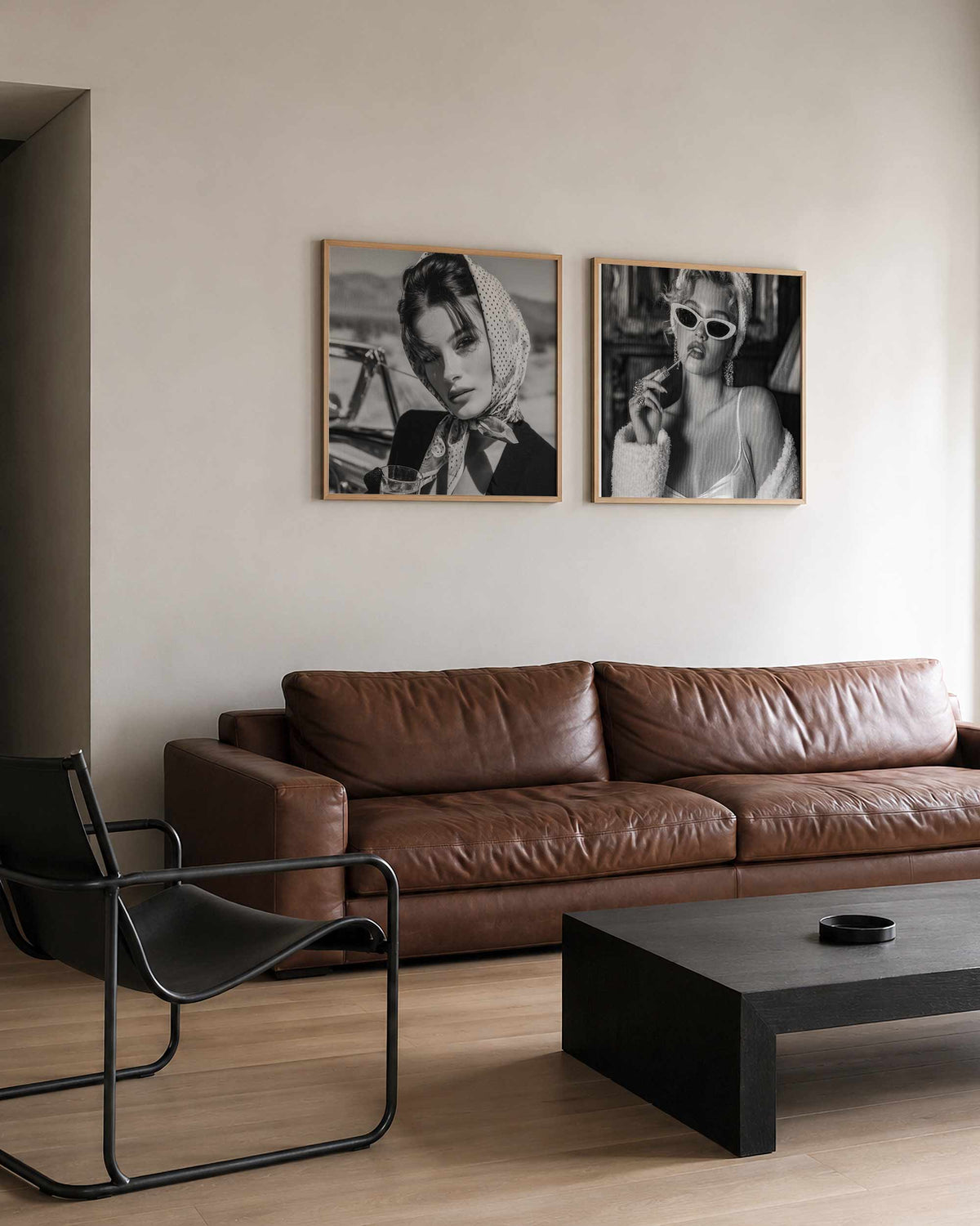Interieurpresentatie van een tweedelige vierkante posterset met modeportretten