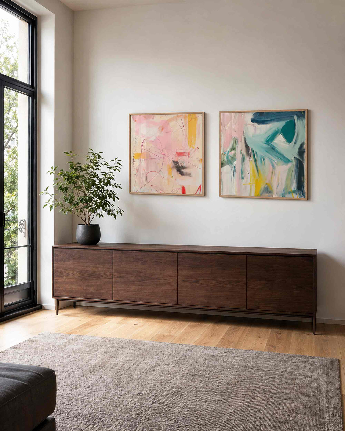 Interieurpresentatie van een tweedelige vierkante posterset met lijnenspel en penseelstreken