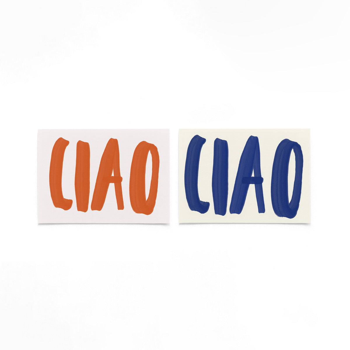 Twee liggende posters met een speelse compositie van dikke, oranje letters op een gebroken witte achtergrond