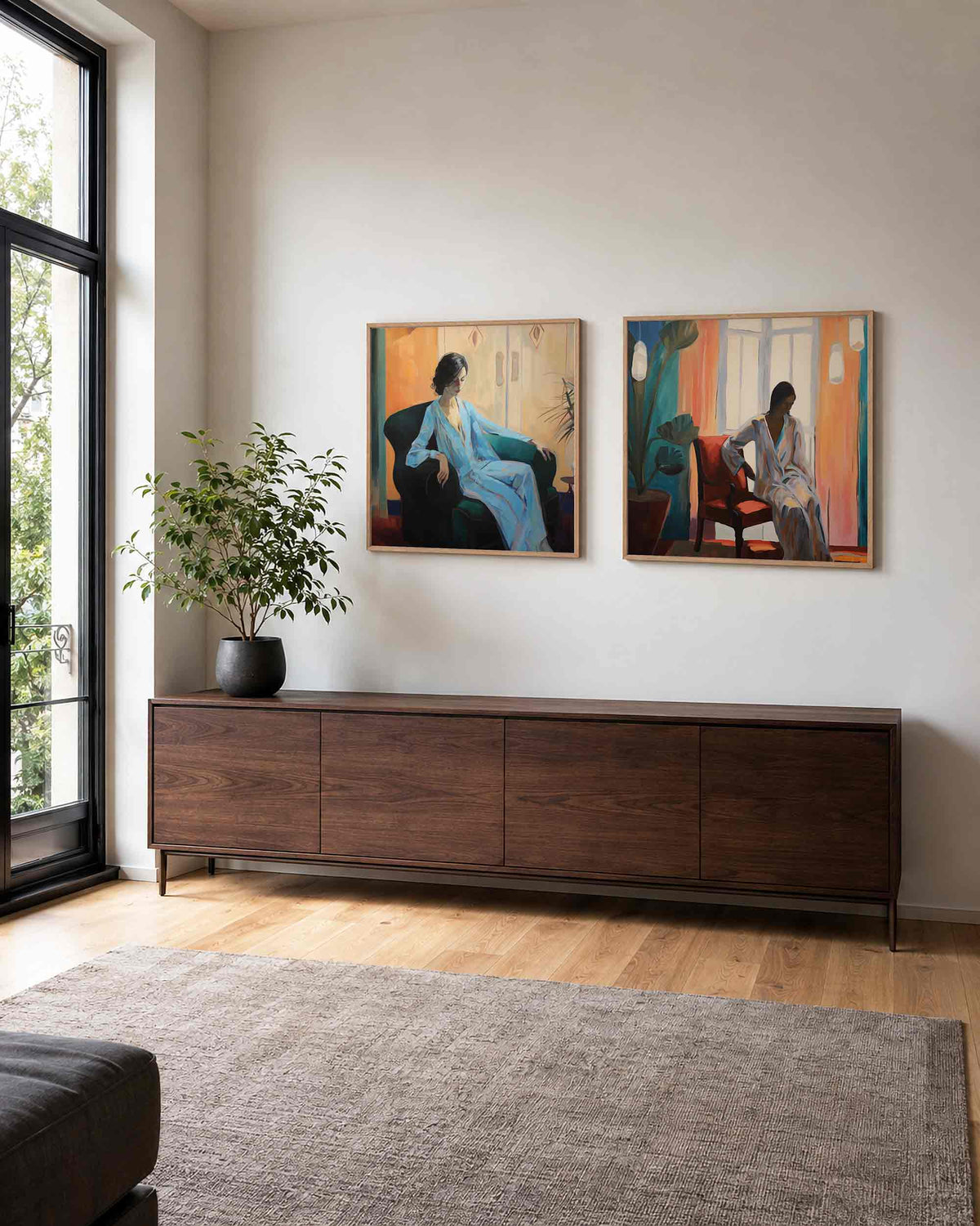 Interieurpresentatie van een tweedelige vierkante posterset met zittende vrouwen