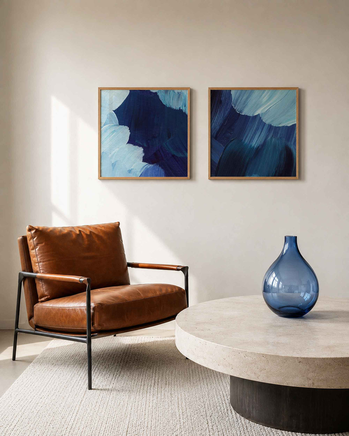 Interieurpresentatie van een tweedelige vierkante posterset met blauwe penseelstreken