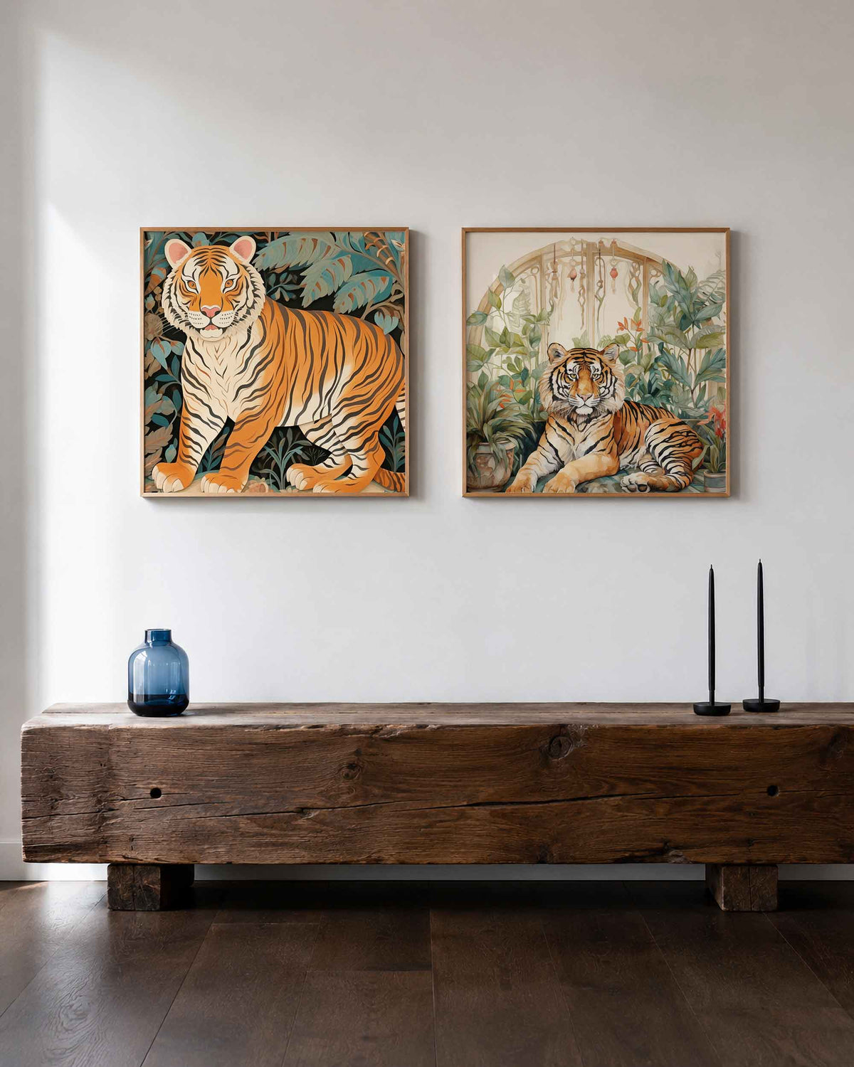 Interieurpresentatie van een tweedelige vierkante posterset met tijgers tussen bladeren