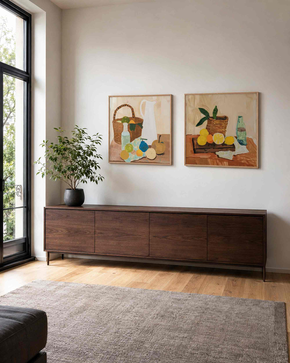 Interieurpresentatie van een tweedelige vierkante posterset met fruitmand en citroenen