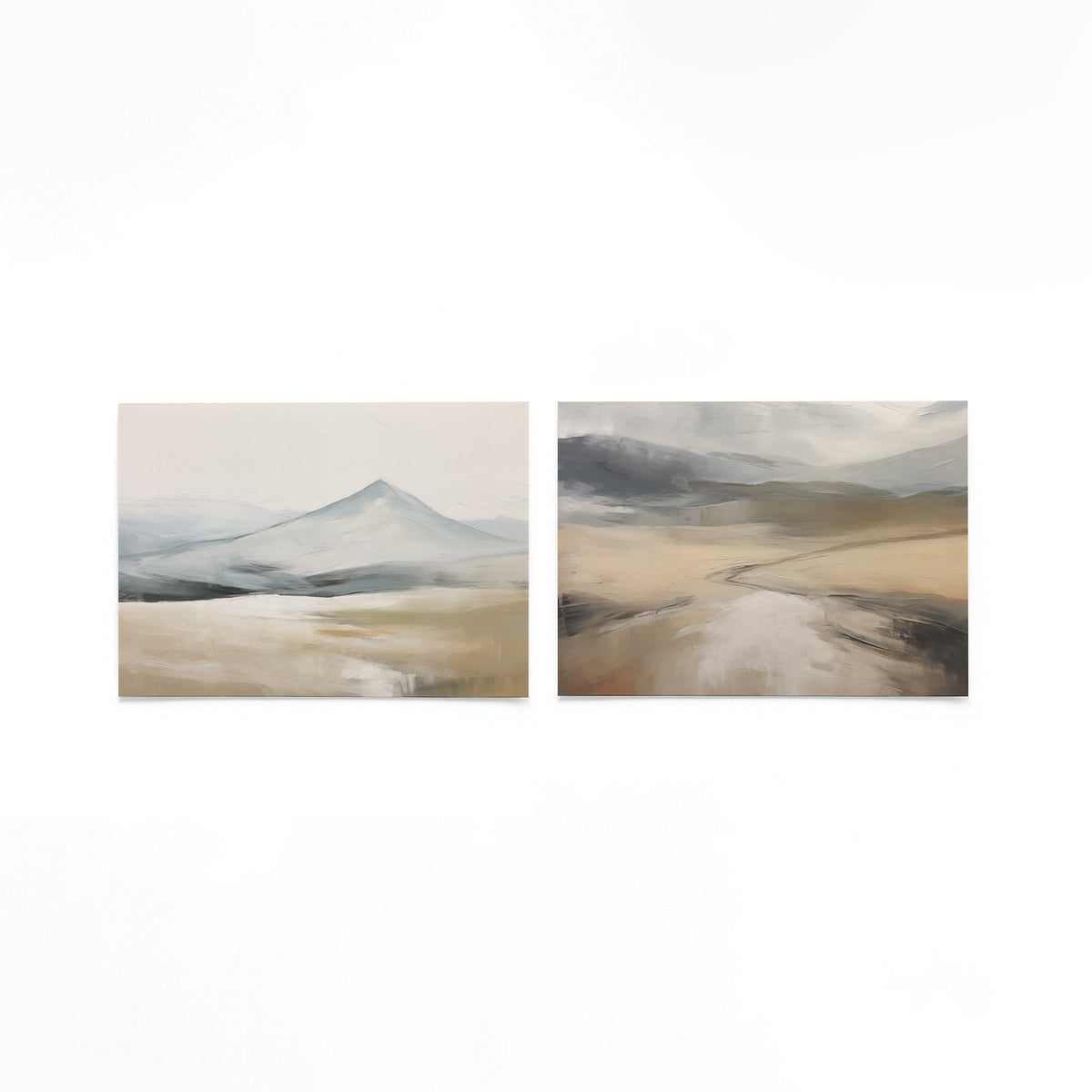 Twee liggende posters met bergachtige vormen in blauw en beige op een gebroken witte achtergrond