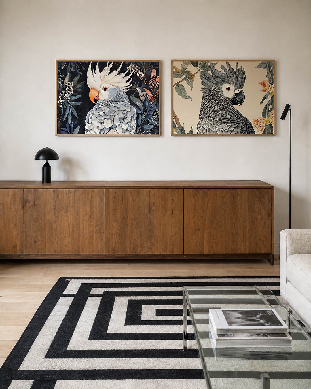 Twee liggende posters met een levendige papegaai met een oranje snavel en witte kuif, aan de muur in een interieur