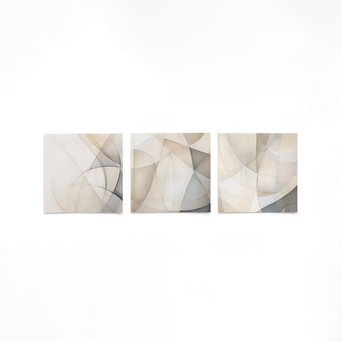 Drie vierkante posters met abstracte beige vormen op een gebroken witte achtergrond