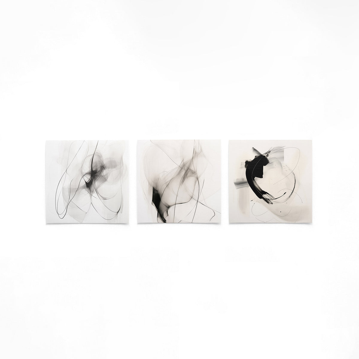 Drie vierkante posters met abstracte zwart wit op een gebroken witte achtergrond