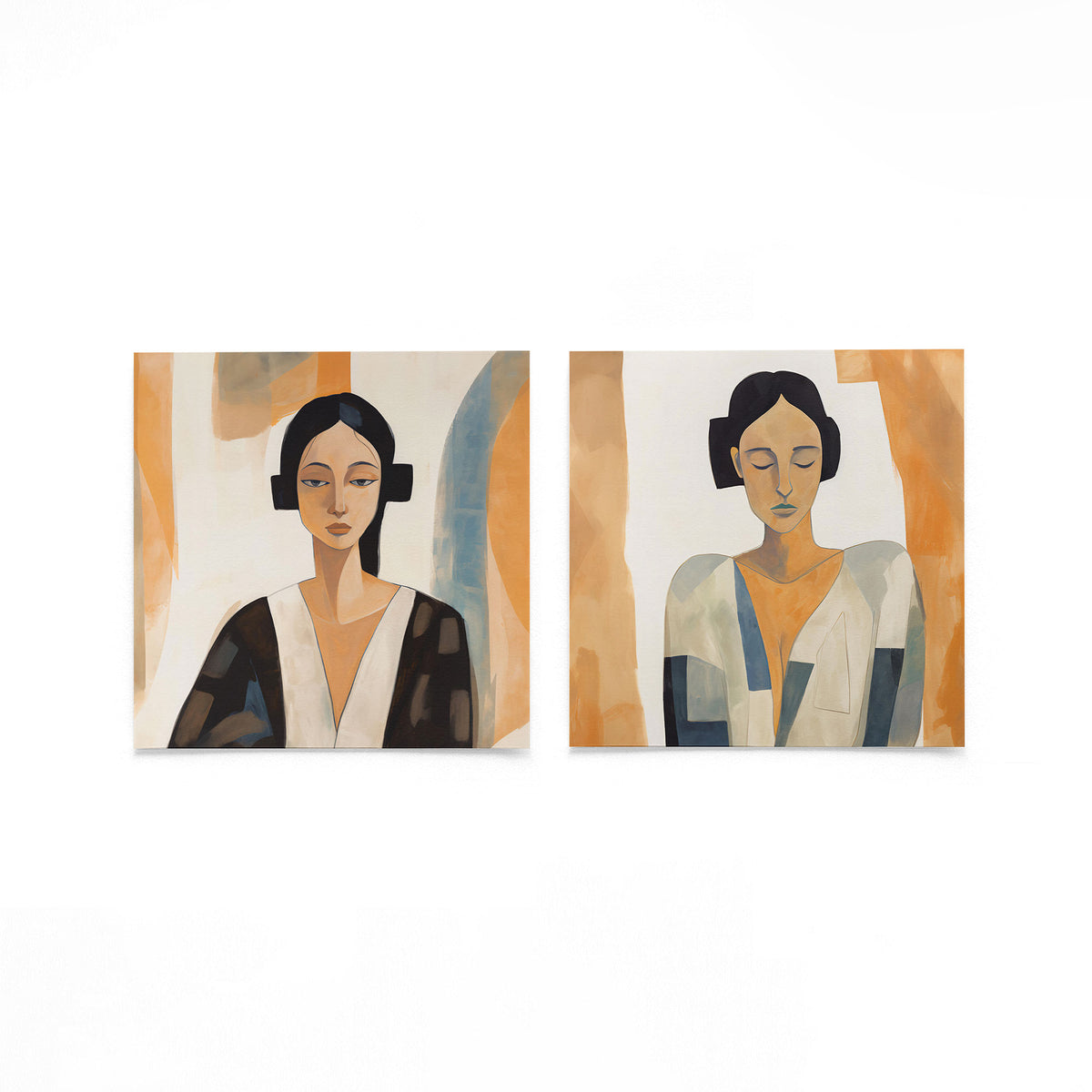 Twee vierkante posters met portretten van vrouwen op een gebroken witte achtergrond