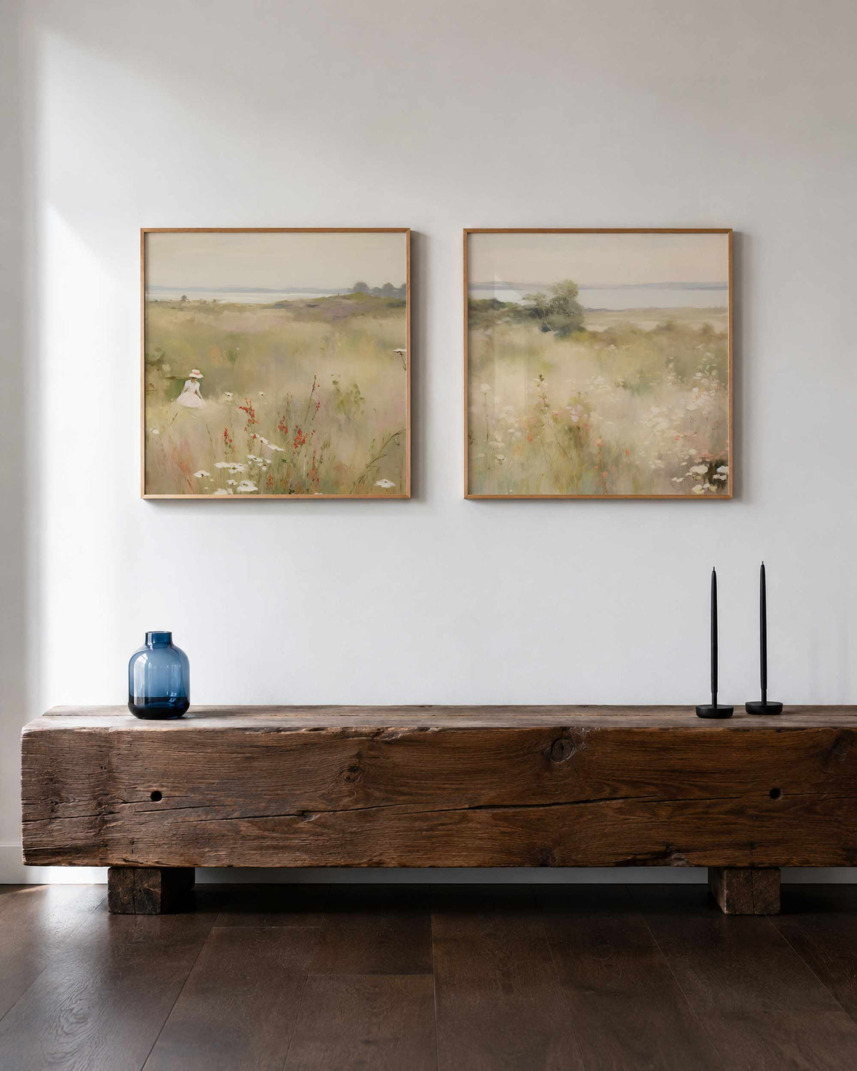 Interieurpresentatie van een tweedelige vierkante posterset met bloemenweide landschap