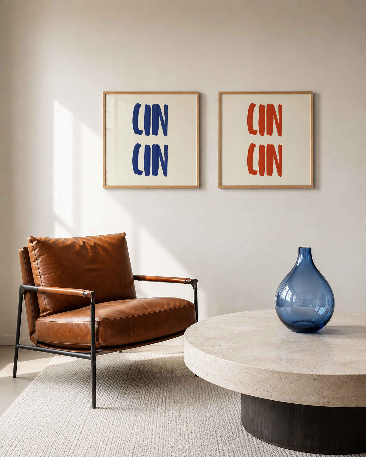 Interieurpresentatie van een tweedelige vierkante posterset met blauwe en rode penseelstreken