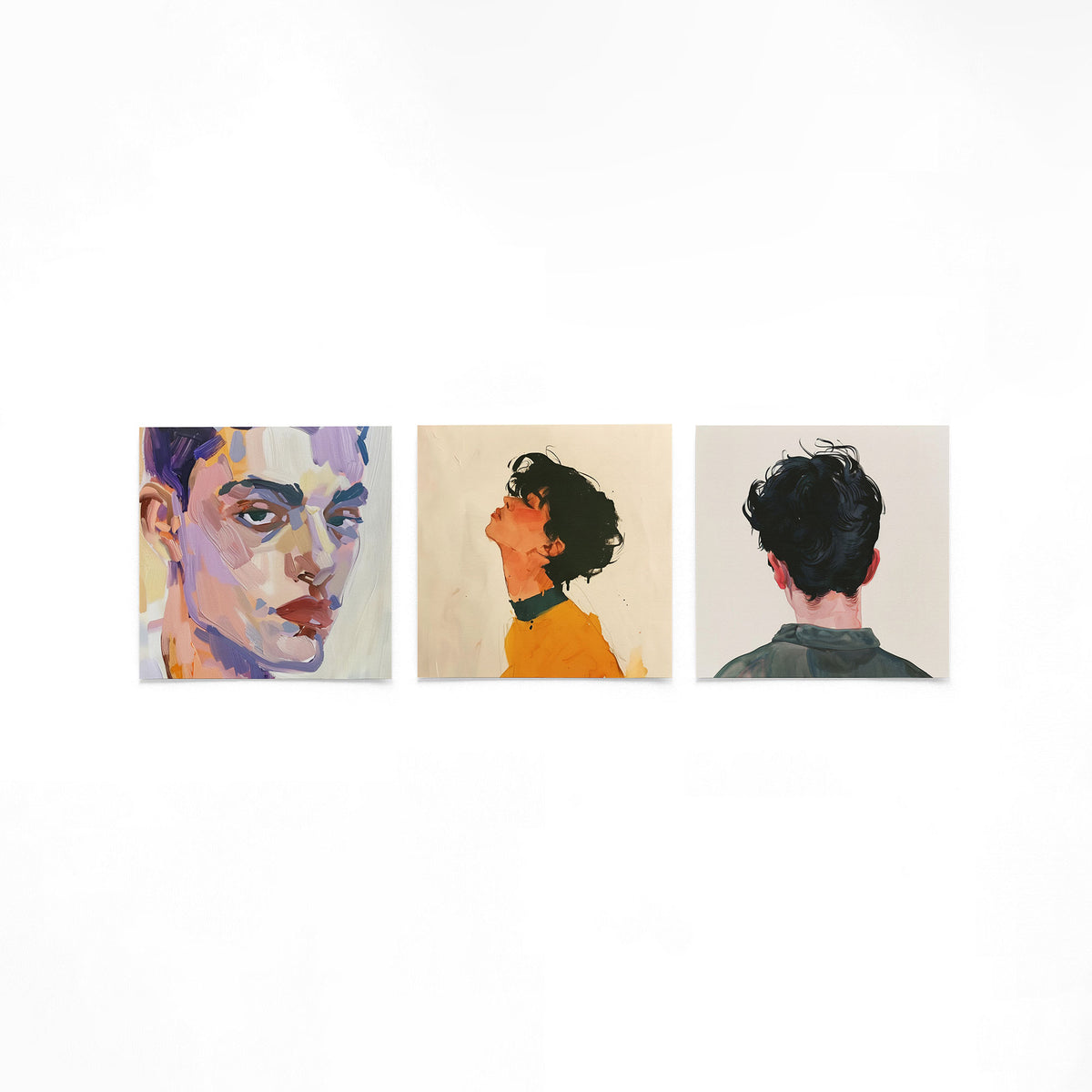 Drie vierkante posters met portretten in kleur op een gebroken witte achtergrond
