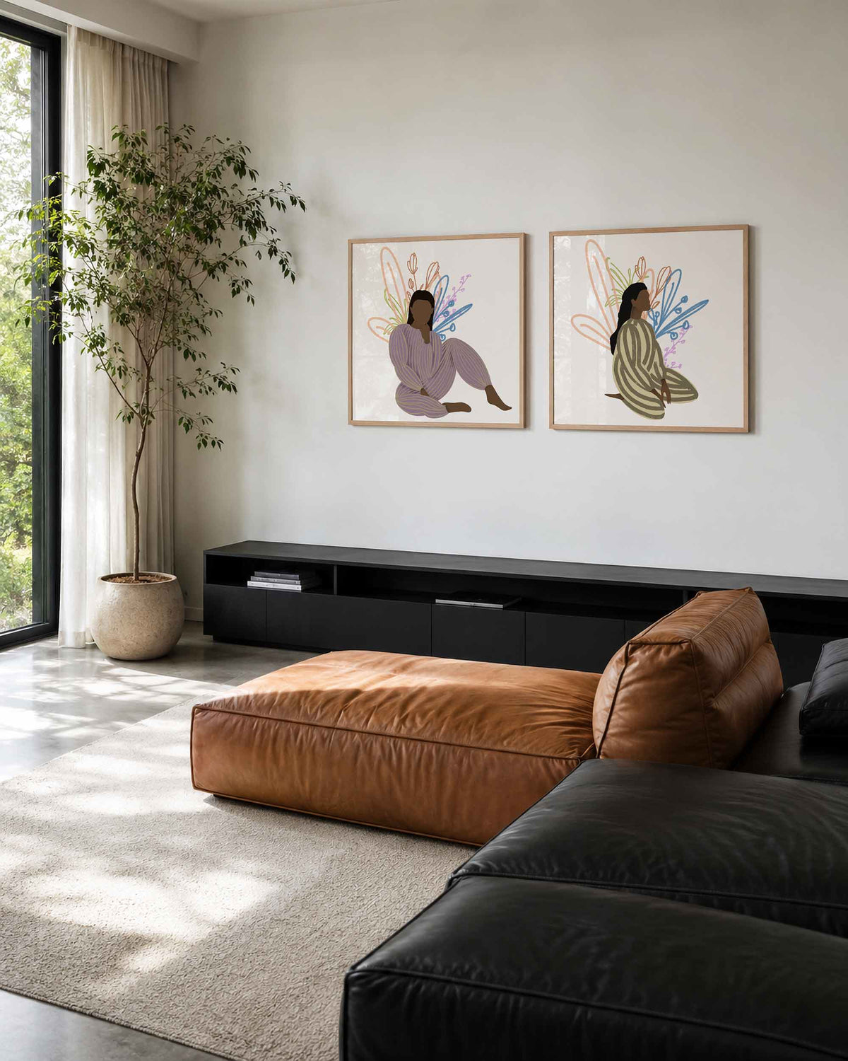 Interieurpresentatie van een tweedelige vierkante posterset met zittende vrouwen