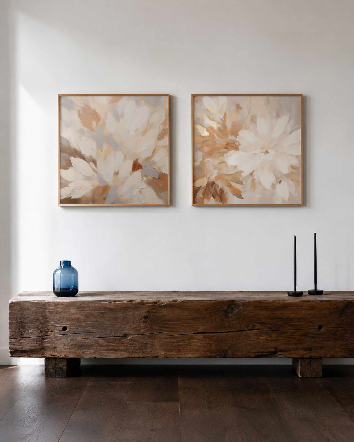 Interieurpresentatie van een tweedelige vierkante posterset met witte bloemen