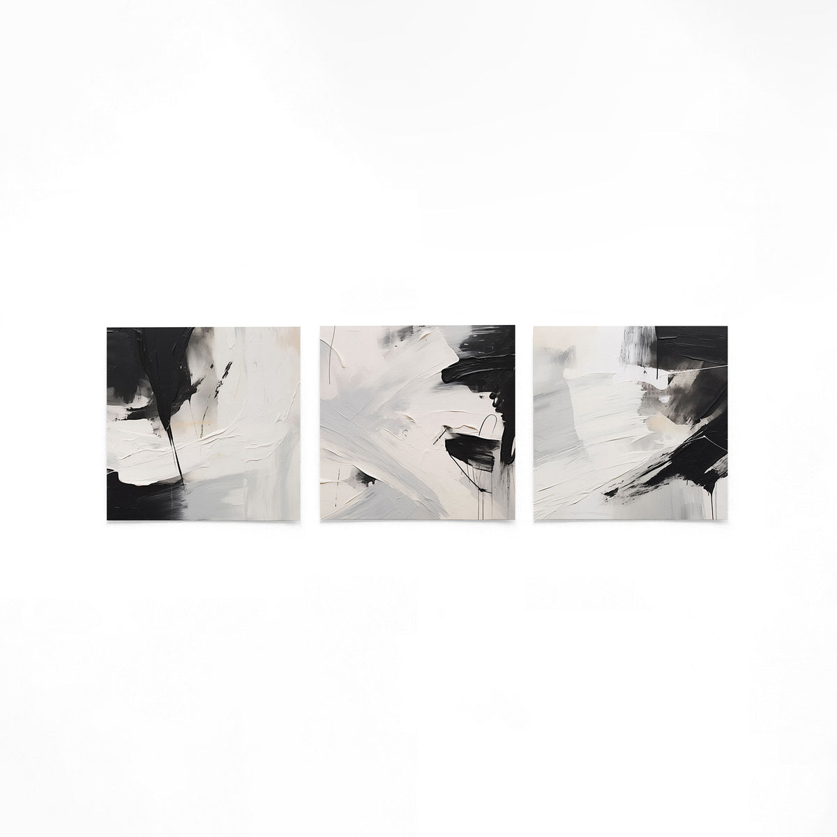 Drie vierkante posters met abstracte zwart wit op een gebroken witte achtergrond
