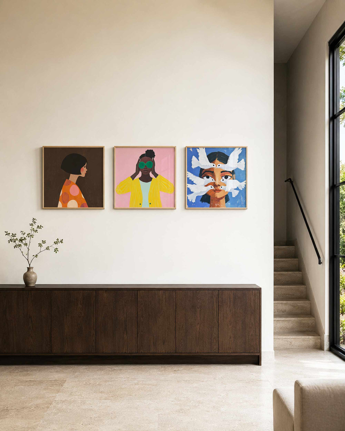 Interieurpresentatie van een driedelige vierkante posterset met vrouwenportretten