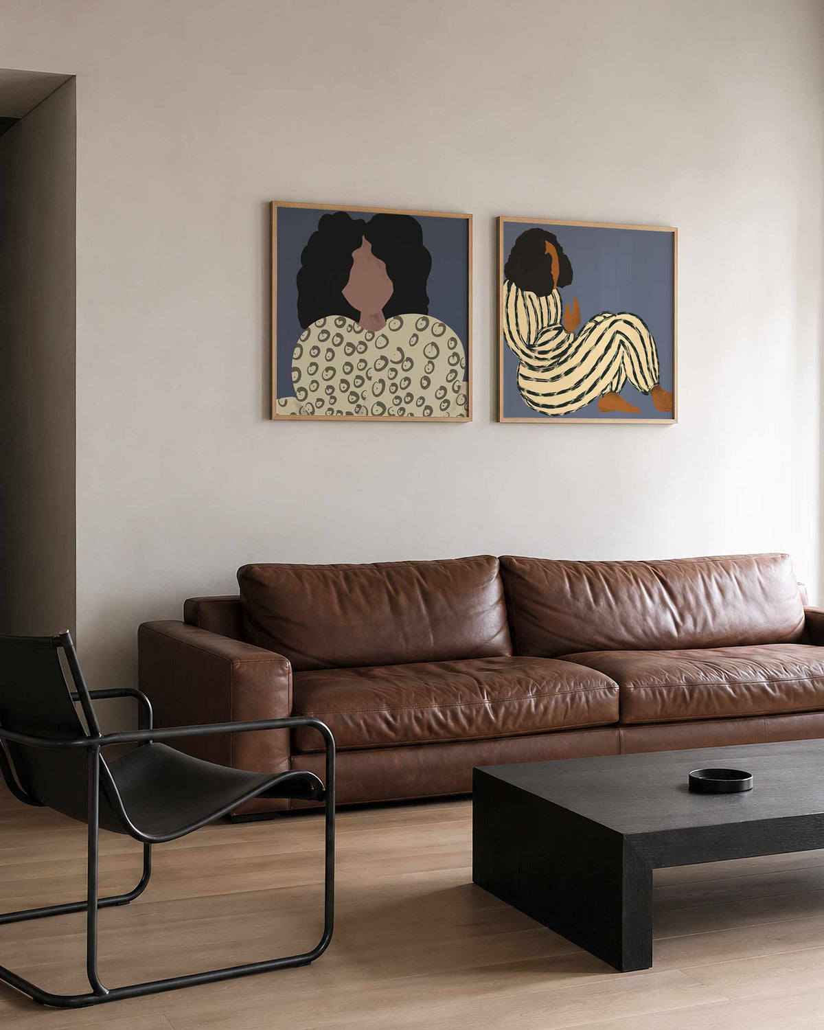 Interieurpresentatie van een tweedelige vierkante posterset met portretten met krullen