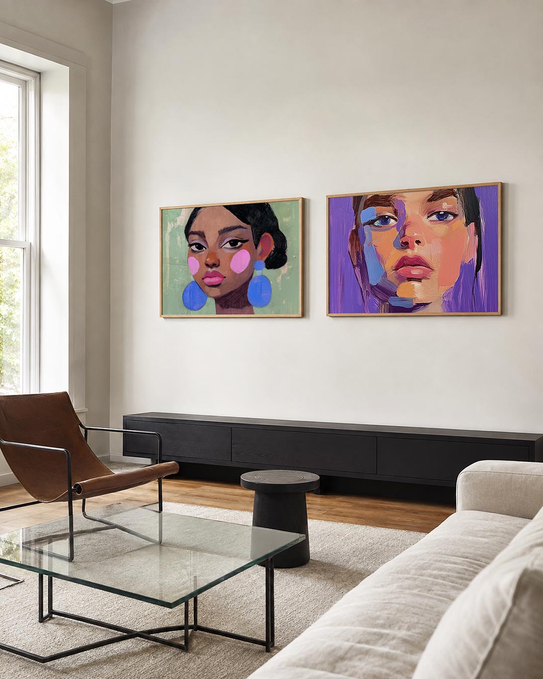 Tweedelige posterset met een afbeelding met een gezicht in levendige kleuren, getoond in een interieur