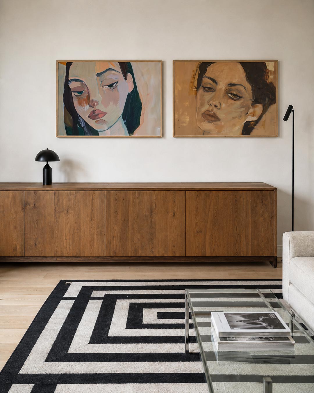Twee liggende posters met een gezicht met gedurfde penseelstreken, aan de muur in een interieur