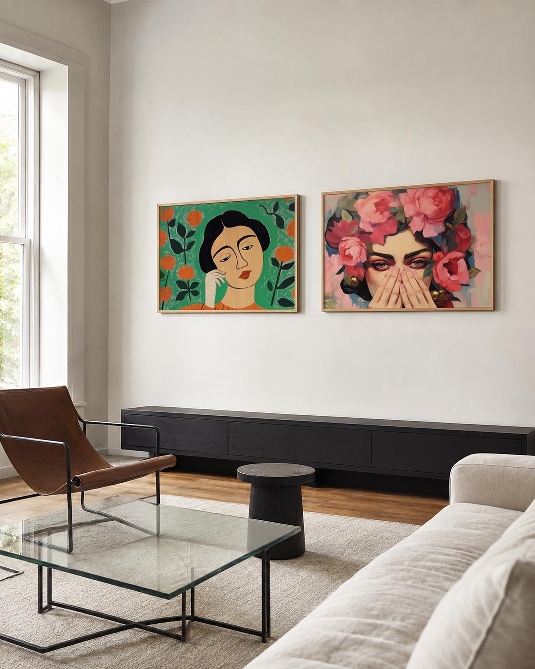 Interieurpresentatie van twee posters met een vrouw met een serene blik omringd door oranje bloemen op een groene achtergrond