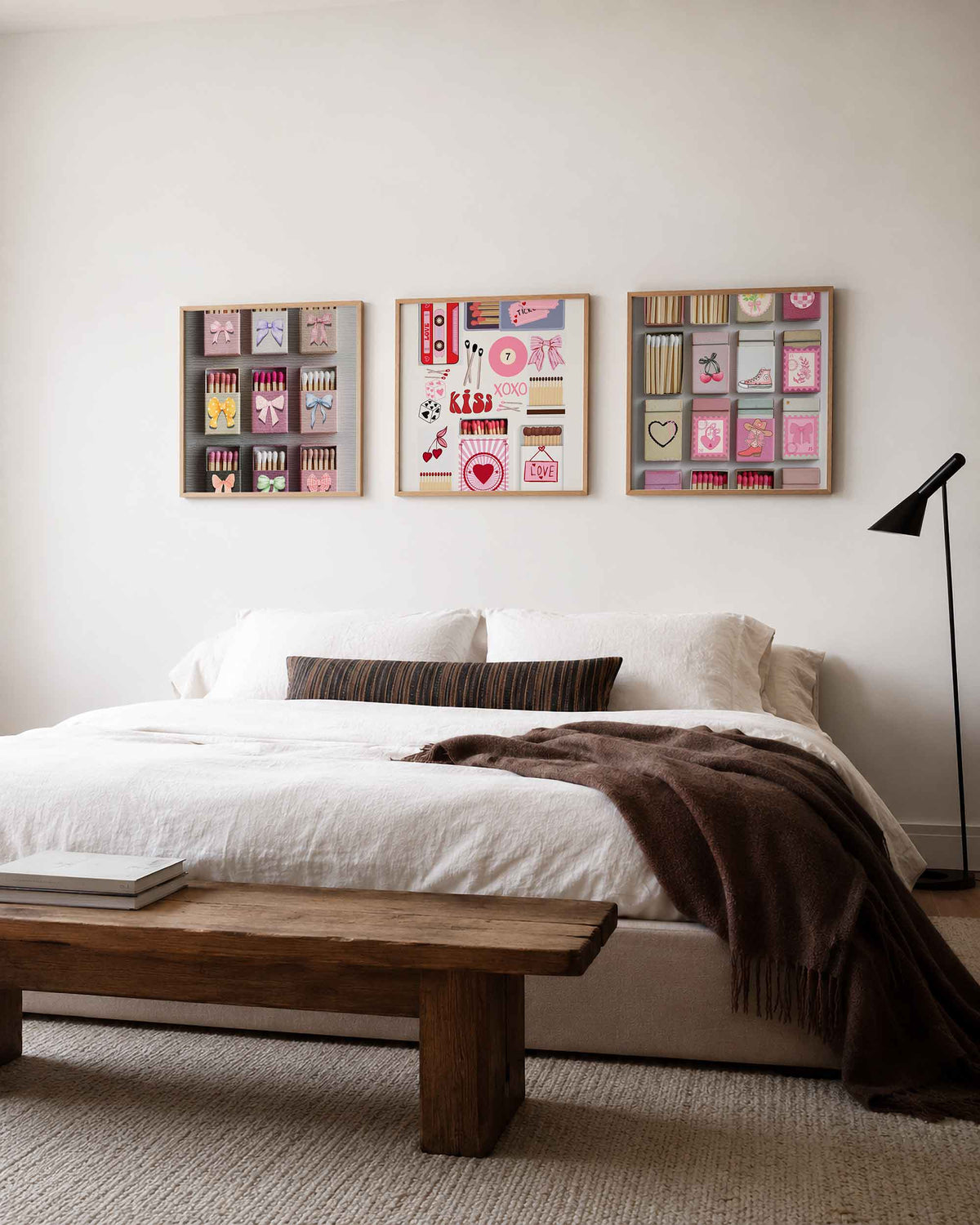 Interieurpresentatie van een driedelige vierkante posterset met strikjes liefde