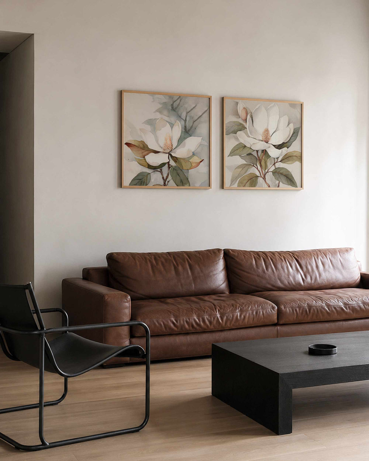 Interieurpresentatie van een tweedelige vierkante posterset met magnolia bloemen