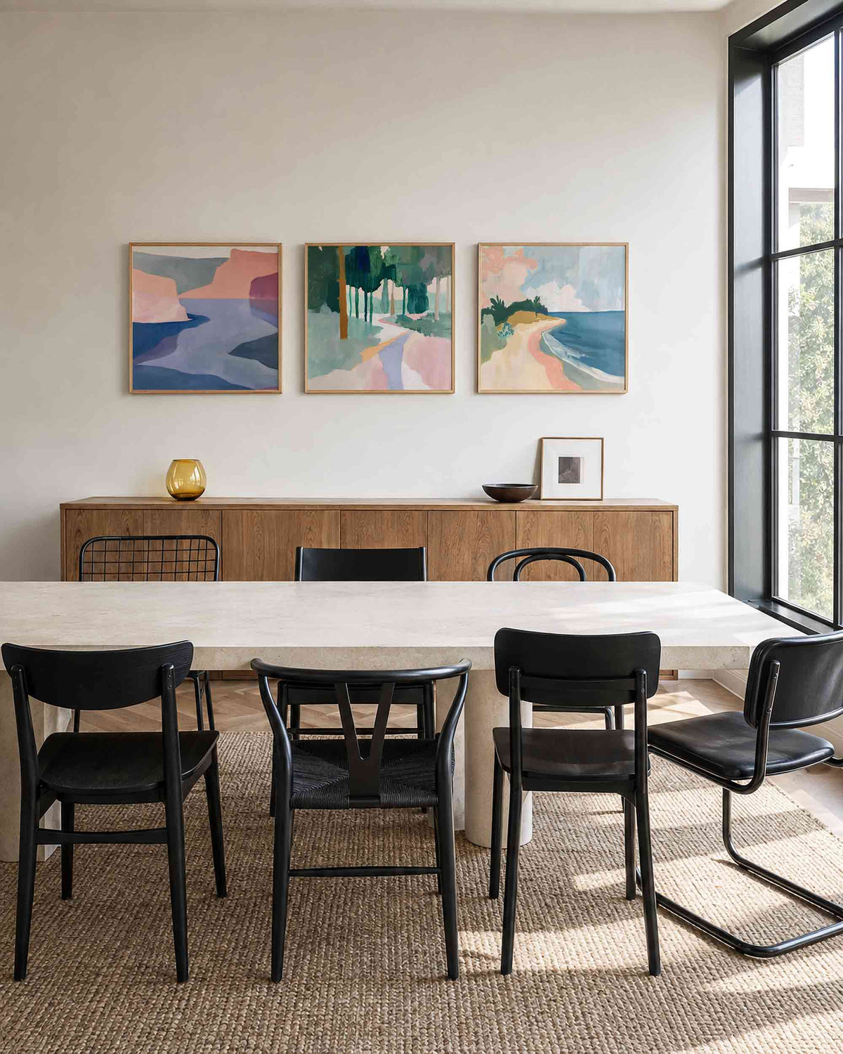 Interieurpresentatie van een driedelige vierkante posterset met abstracte kustlandschappen
