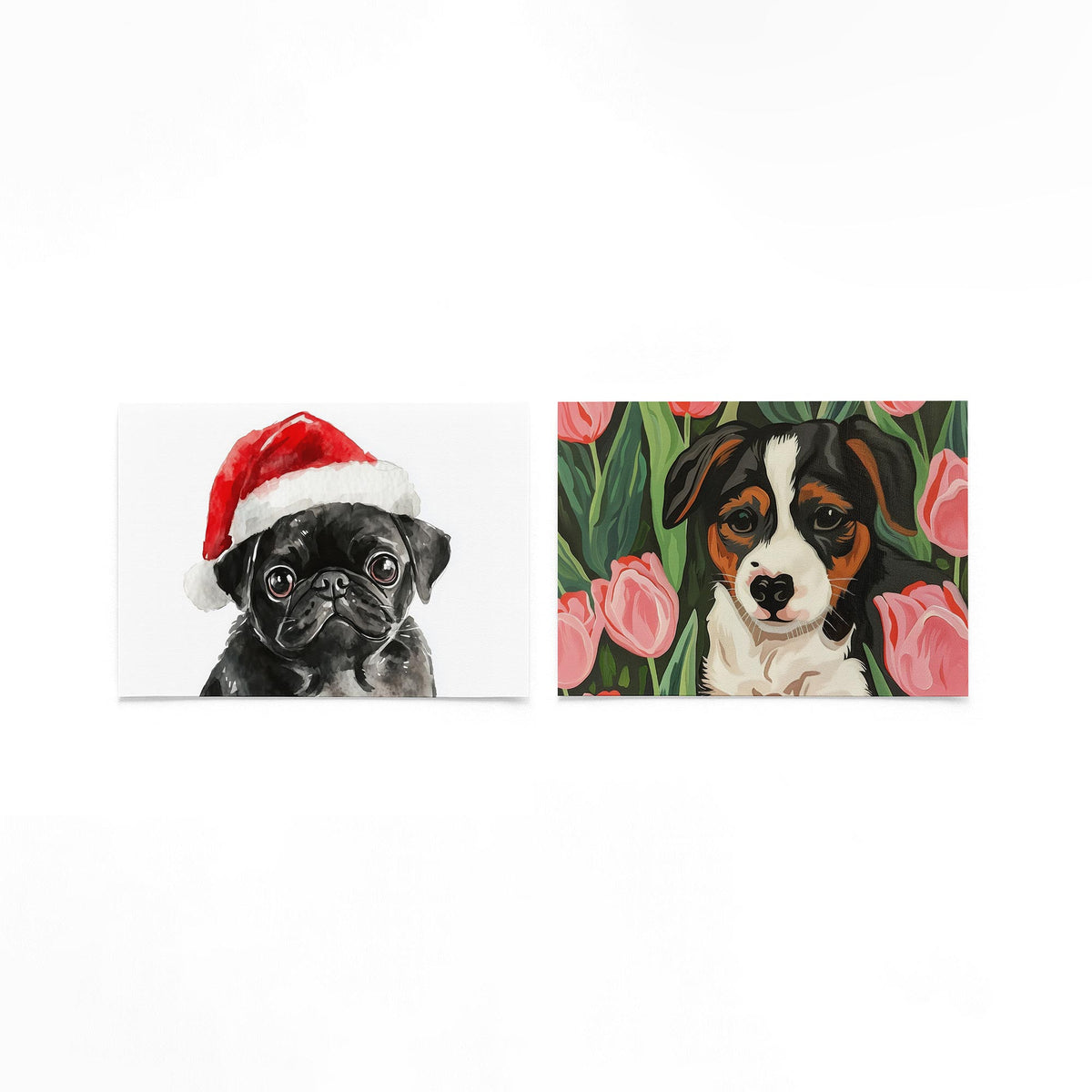 Twee liggende posters met een schattige zwarte mopshond met een rode kerstmuts op een gebroken witte achtergrond