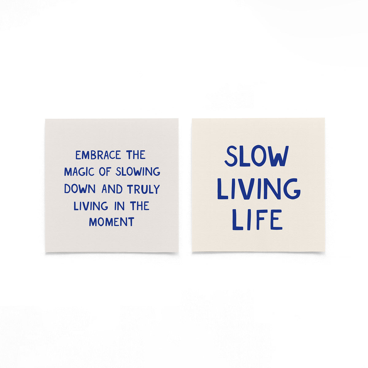 Twee vierkante posters met slow living tekst op een gebroken witte achtergrond