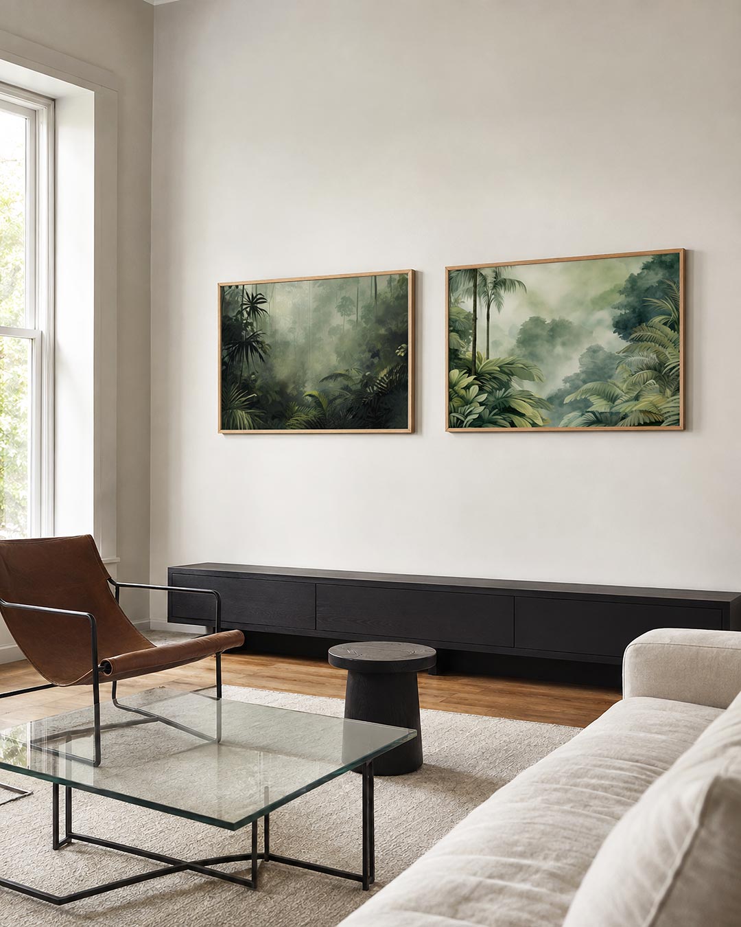 Interieurbeeld met twee liggende posters: een weelderige jungle met een mysterieuze mist