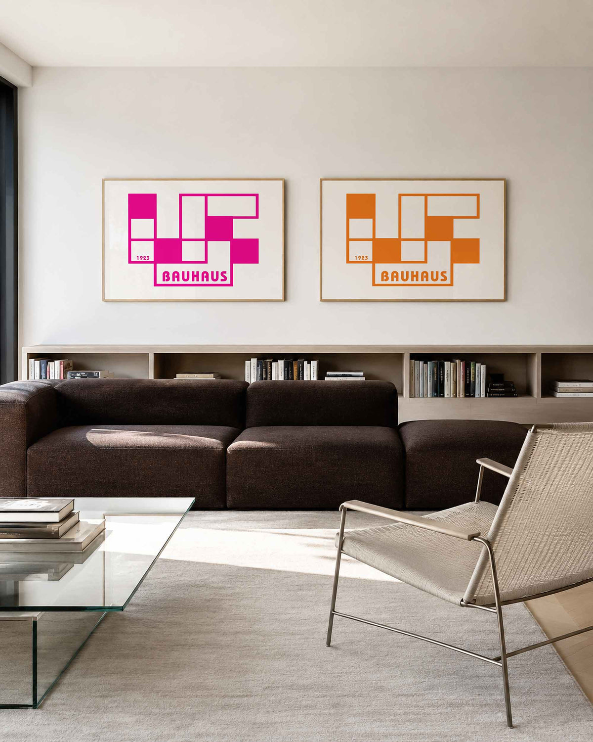 Interieurmockup van tweedelige landscape-posterset met roze en oranje raster