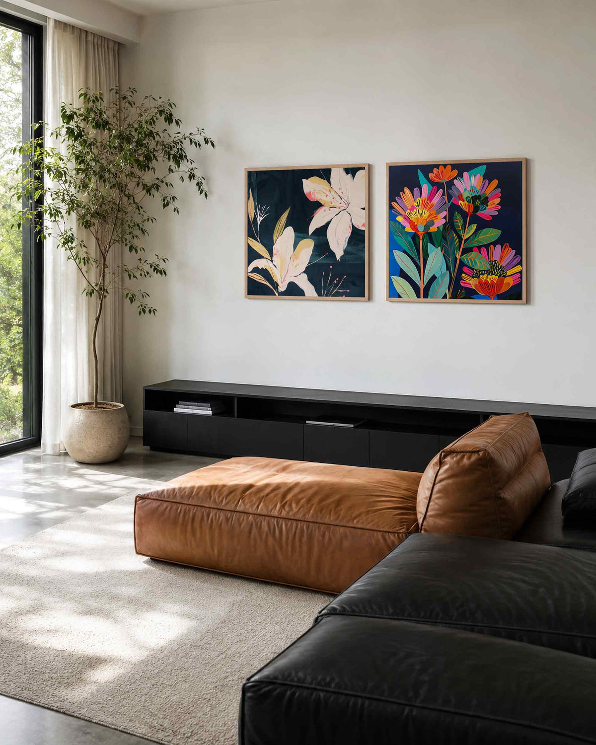 Interieurpresentatie van een tweedelige vierkante posterset met lelies en kleurrijke bloemen