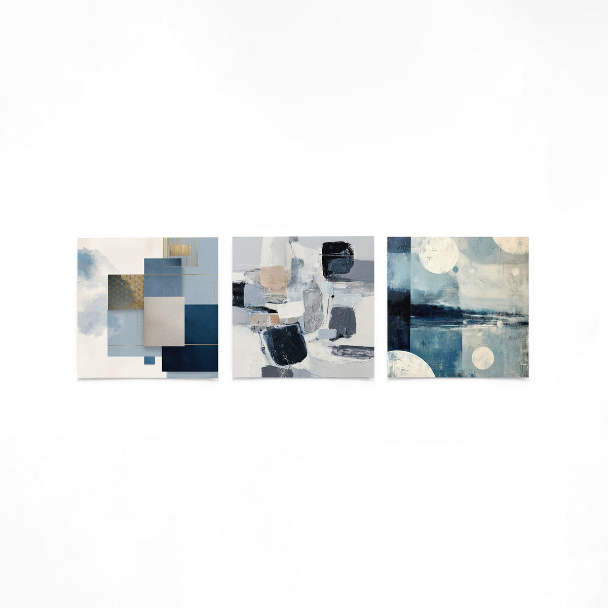 Drie vierkante posters met abstract blauw grijs op een gebroken witte achtergrond