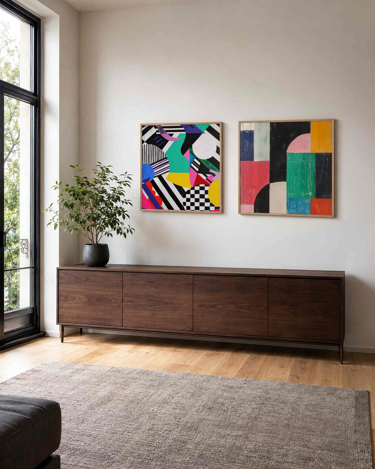 Interieurpresentatie van een tweedelige vierkante posterset met geometrische vormen