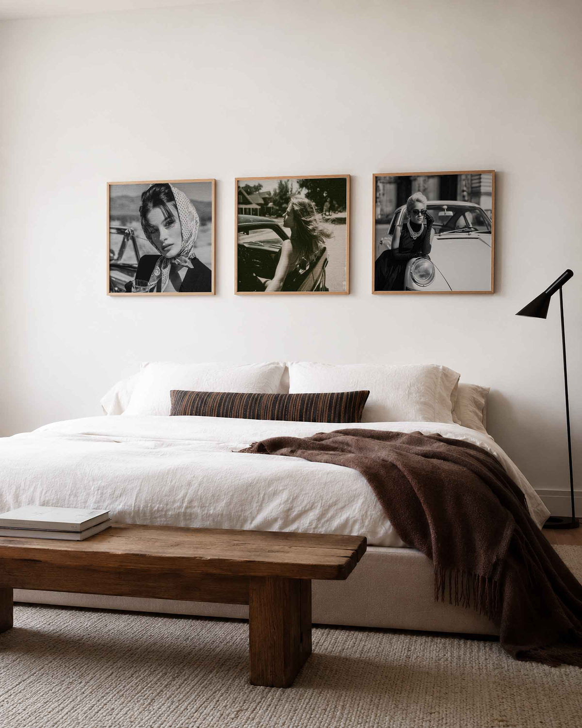 Interieurpresentatie van een driedelige vierkante posterset met vintage mode