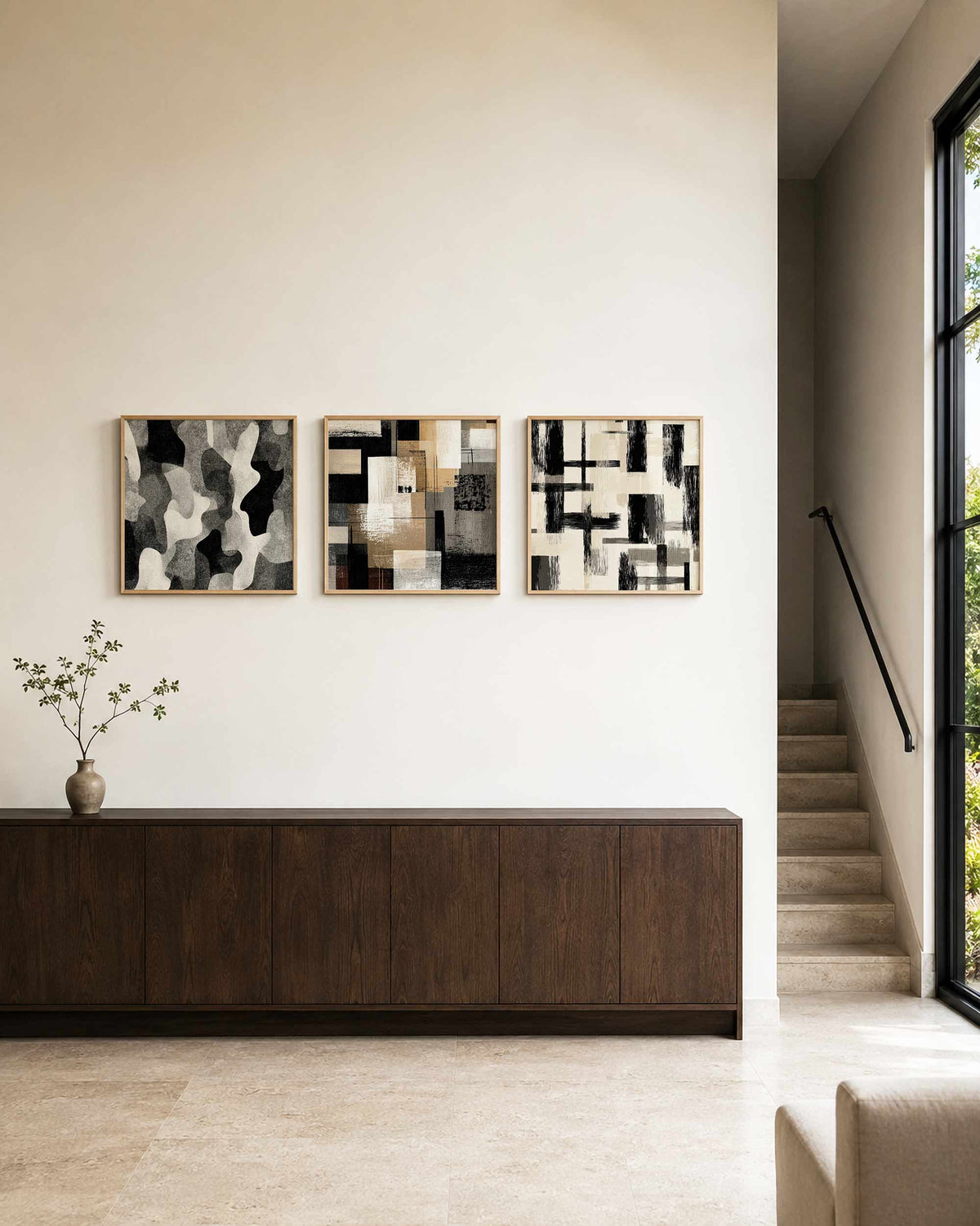 Interieurpresentatie van een driedelige vierkante posterset met abstracte zwart grijze