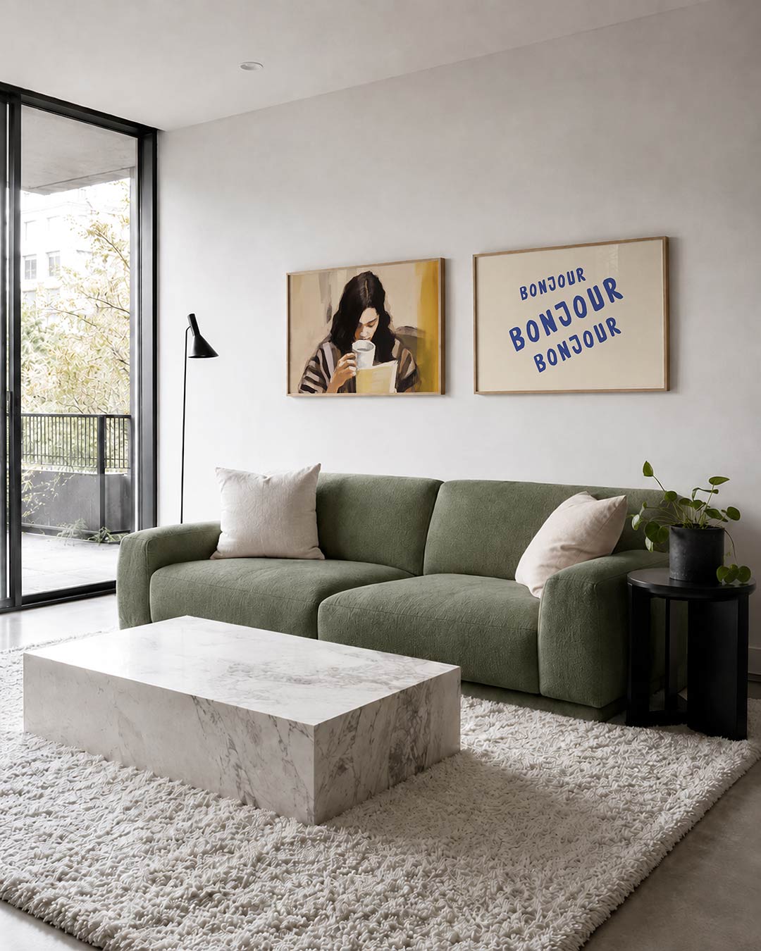 Twee liggende posters met een vrouw die een boek leest en een witte mok vasthoudt, aan de muur in een interieur
