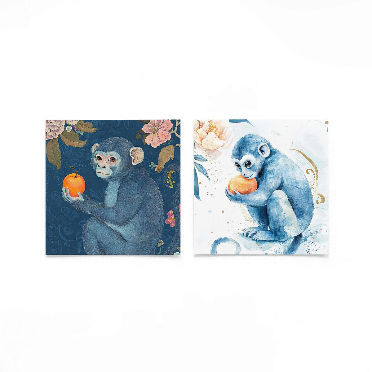 Twee vierkante posters met aapjes met fruit op een gebroken witte achtergrond