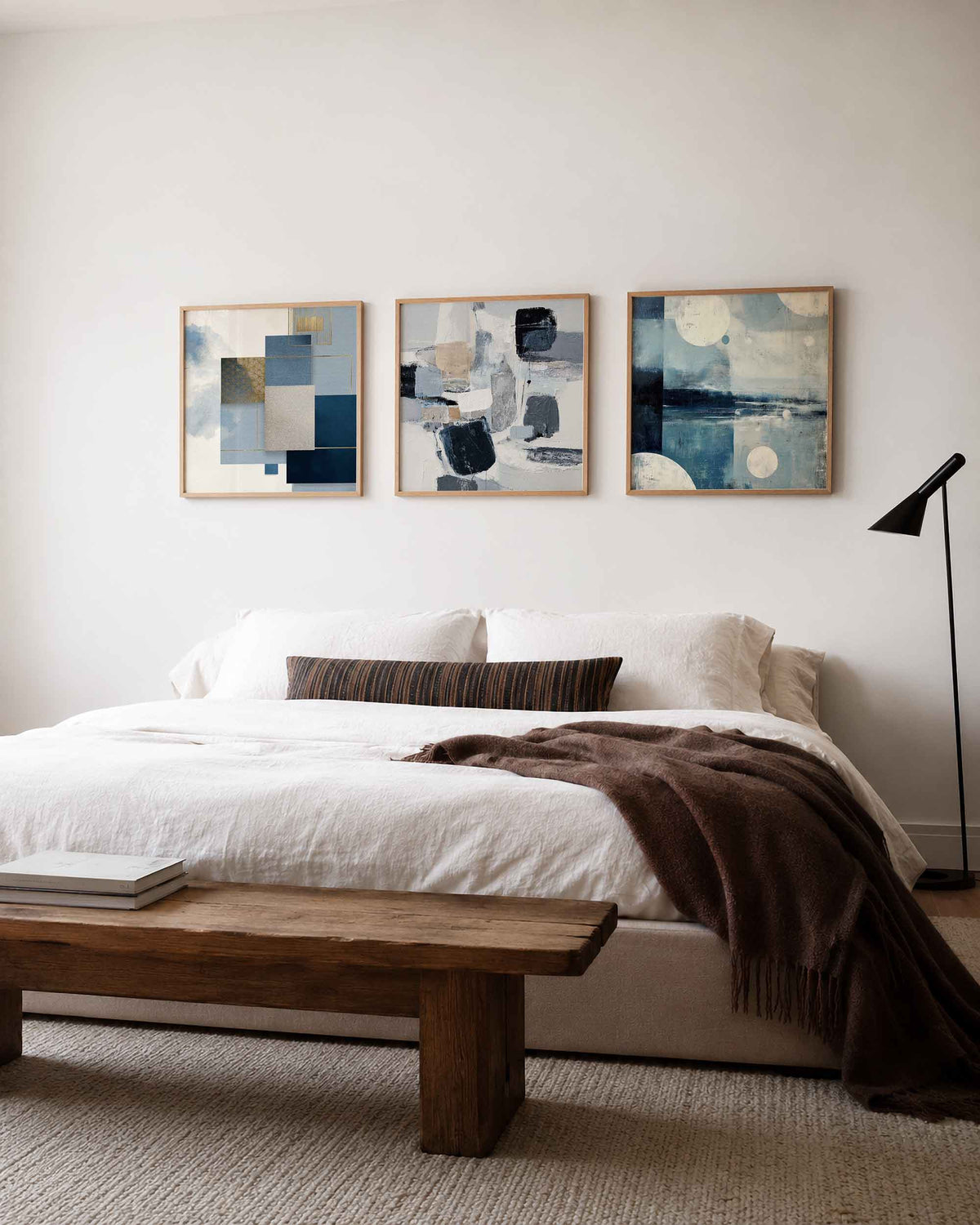Interieurpresentatie van een driedelige vierkante posterset met abstract blauw grijs