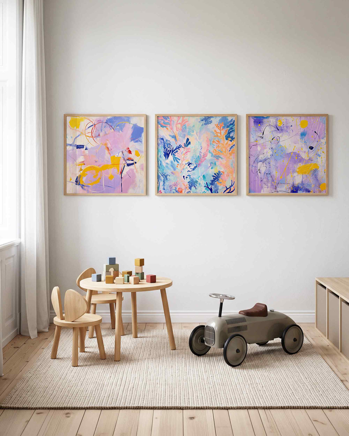 Interieurpresentatie van een driedelige vierkante posterset met abstracte kleurexpressie
