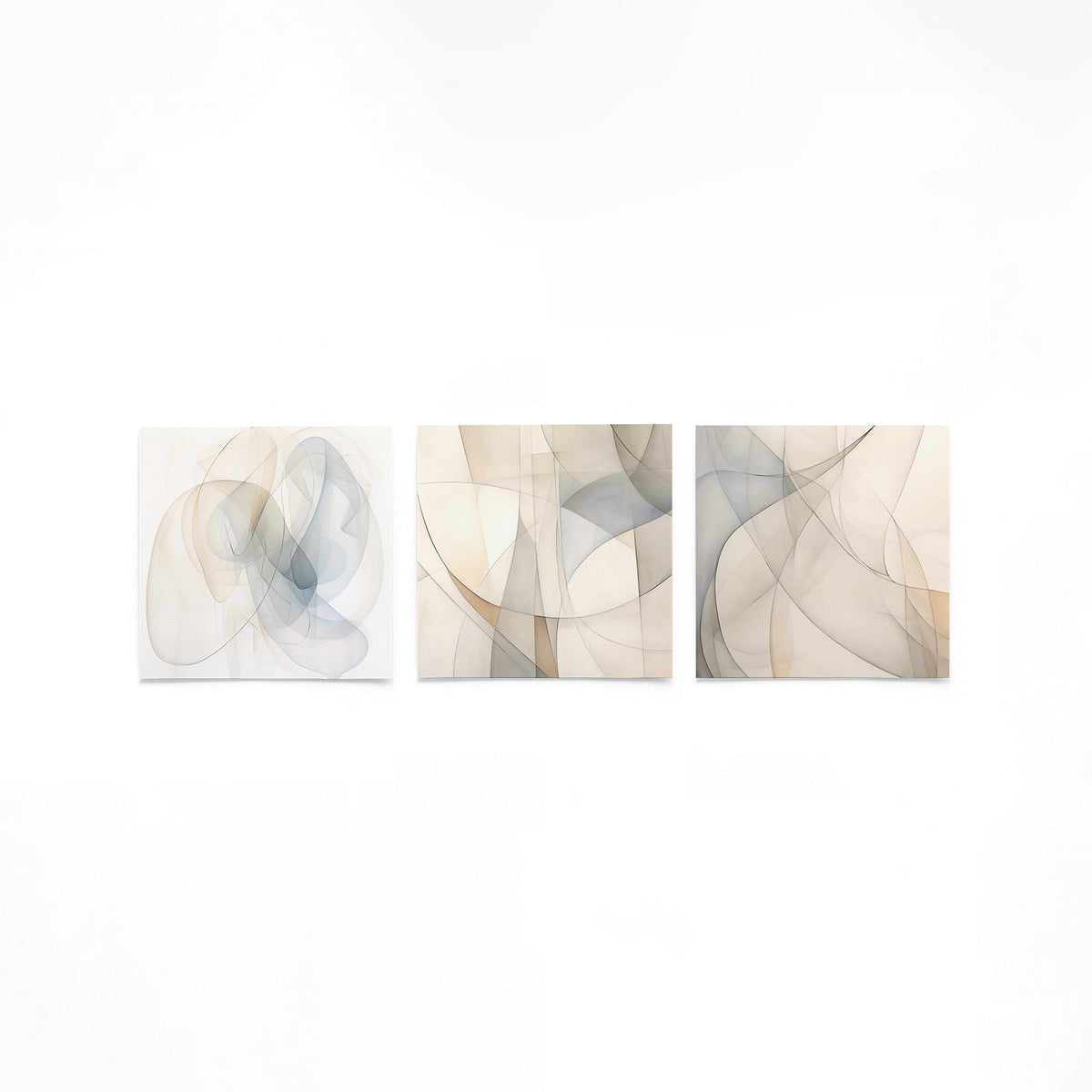 Drie vierkante posters met abstracte lijnen op een gebroken witte achtergrond