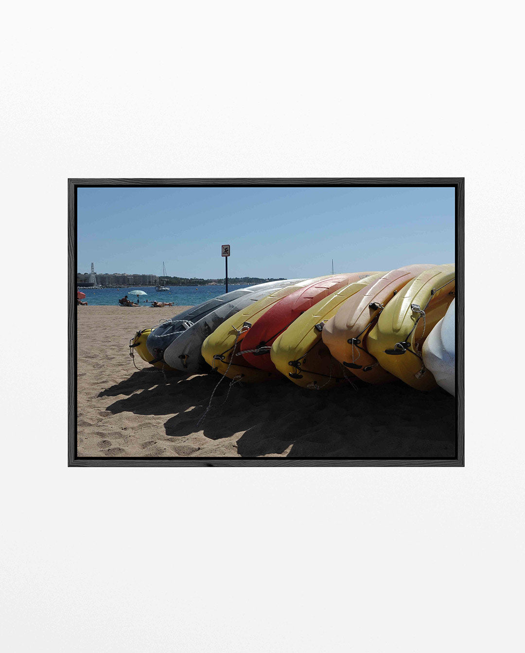 Kleurrijke kajaks op strand Kunstwerk