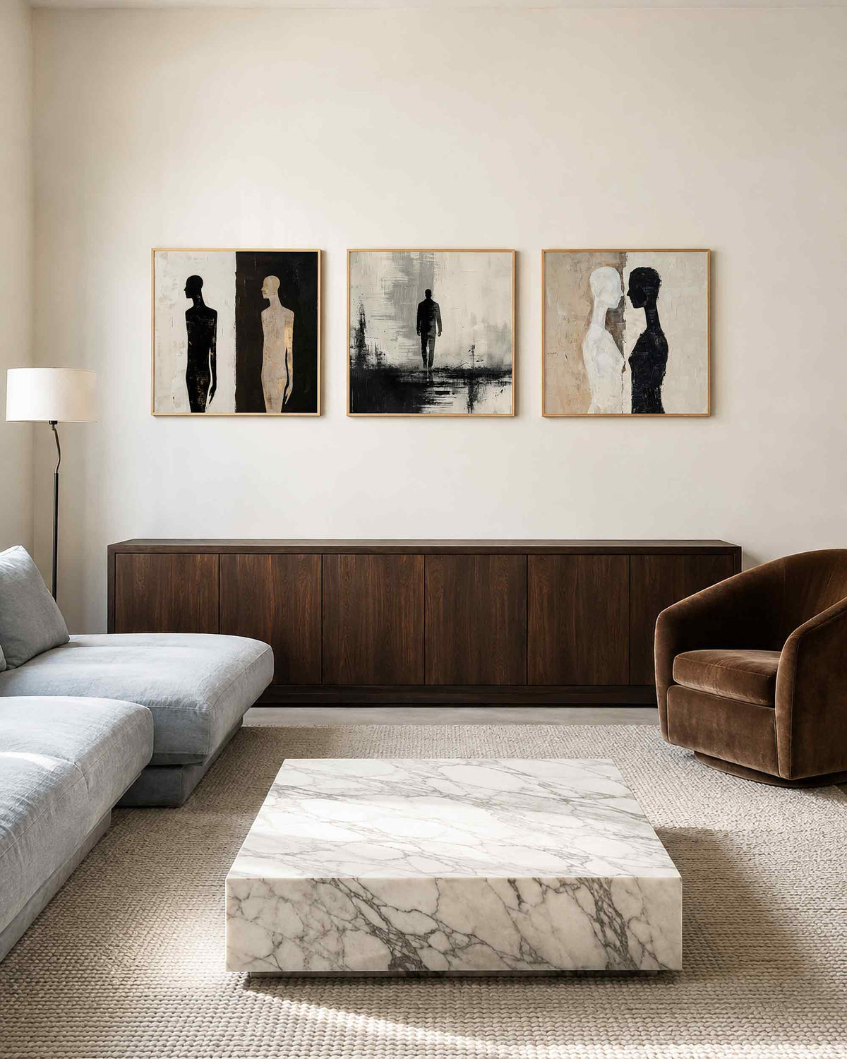 Interieurpresentatie van een driedelige vierkante posterset met abstracte mensfiguren