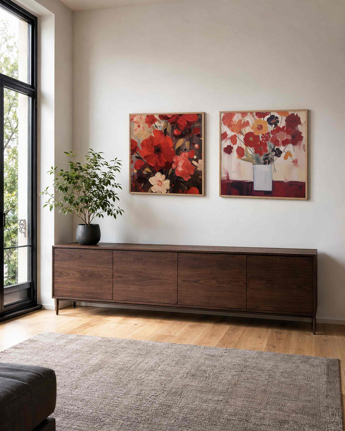 Interieurpresentatie van een tweedelige vierkante posterset met rode bloemen