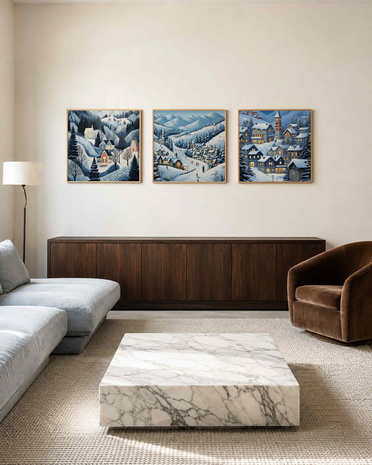 Interieurpresentatie van een driedelige vierkante posterset met besneeuwde bergdorpen