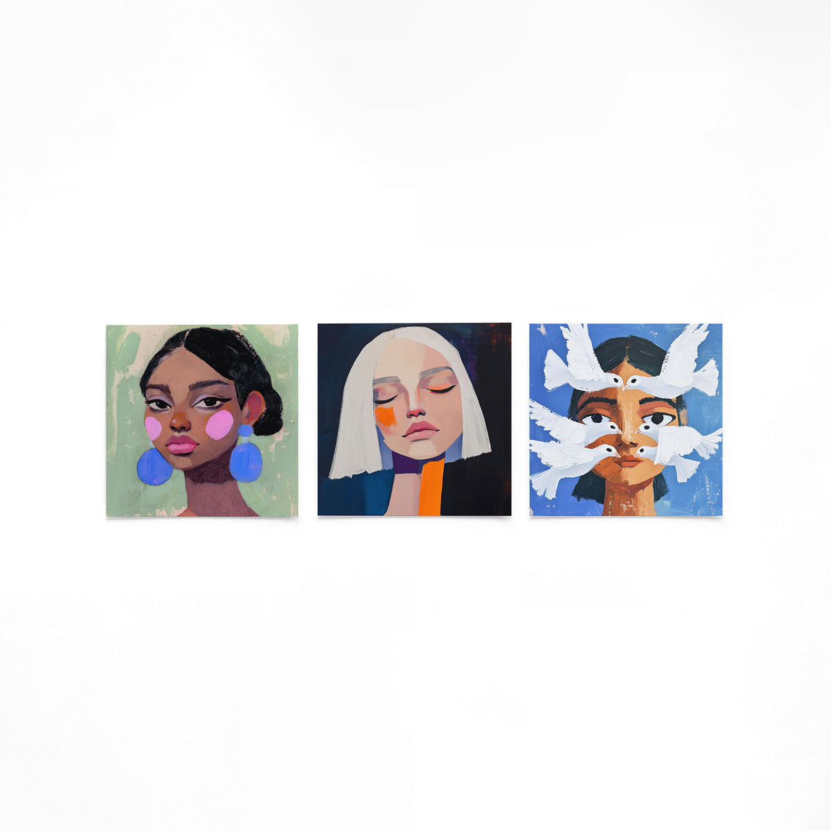Drie vierkante posters met portretten met vogels op een gebroken witte achtergrond