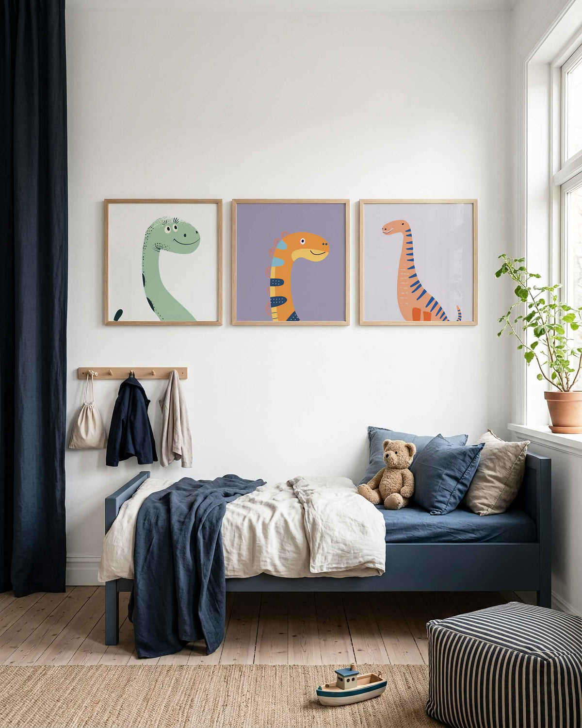 Interieurpresentatie van een driedelige vierkante posterset met vrolijke dinosaurus